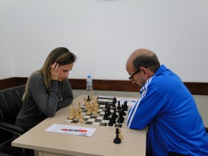 Natália Baccarin enfrentando Caetano Pessoa