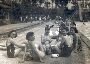 Lazer à beira da piscina na década de 50