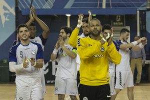 Goleiro Marcão à frente do time 