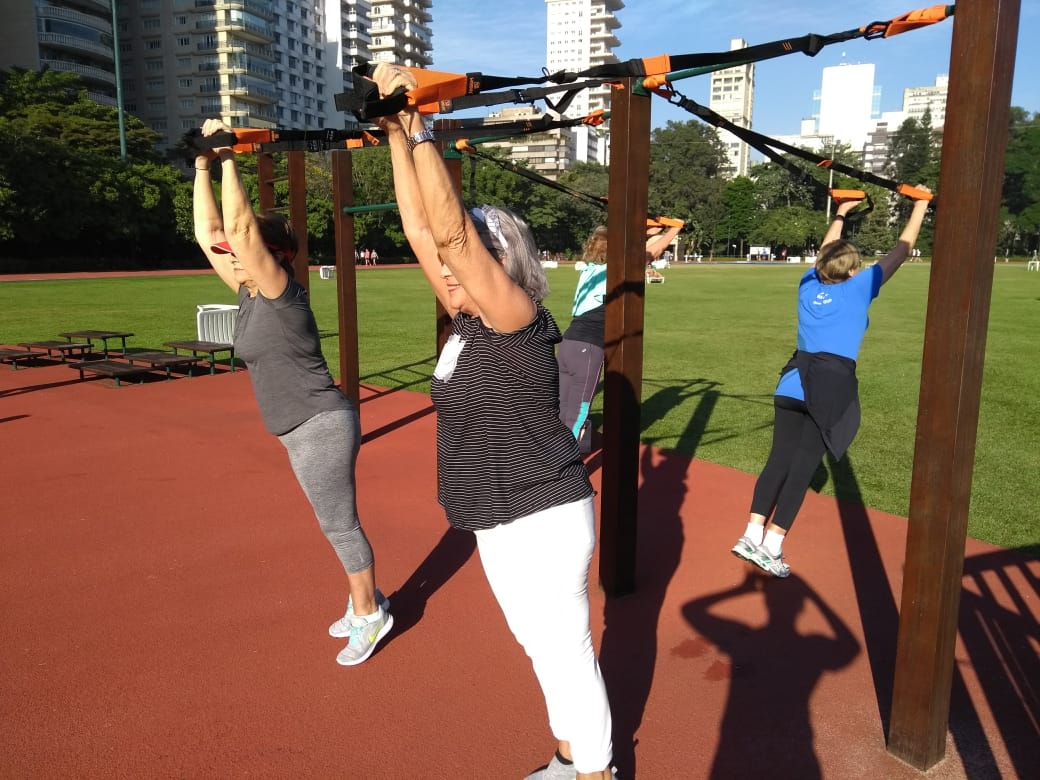 Programa Esporte e Saúde | Os participantes do programa estão se alongando na pista de atletismo